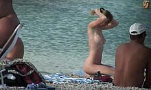 胸部丰满的年轻金发女郎在裸体海滩上完全裸体摆姿势