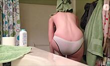 淘气的金发妹子在淋浴间里展示她苍白的身体