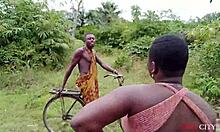 Okonkwo在他的自行车上抬起村庄最性感的女孩,与她进行户外性爱