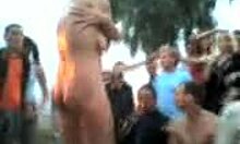 淫荡的俄罗斯金发女郎在公共场合裸体跳舞