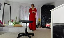 感性的成熟Sonias家庭视频展示了她穿着红色长裙的挑逗姿势,露出她多毛的裙摆,腿,脚和臀部,拥有天然的乳房。