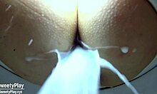 美丽的胖女人女友在厕所摄像头上被拍到淫秽的肛交乳汁灌肠