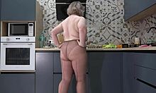 曲线玲珑的妻子穿着连裤袜做早餐的自制视频