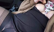 性感美女在出租车上脱下连裤袜,用假阳具自慰