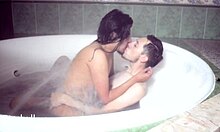 浴室里的热辣自制动作,热辣的肛交