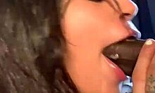 跨种族夫妇自制视频,妻子吸吮大黑鸡巴