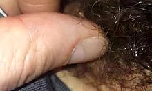 隐藏的摄像头捕捉到业余丈夫在休息时用手指抚摸毛的妻子
