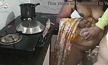 一个印度美女在厨房里变得脏的热印度性爱视频
